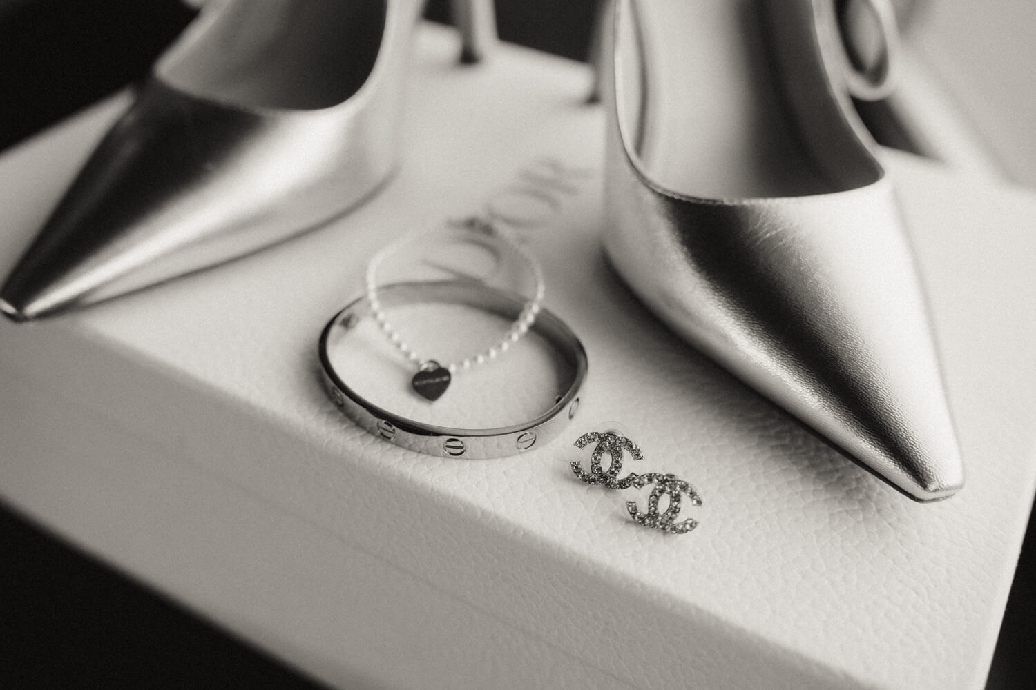 Eheringe und Brautschuhe – stilvoll arrangiert für die Hochzeit in Traunstein