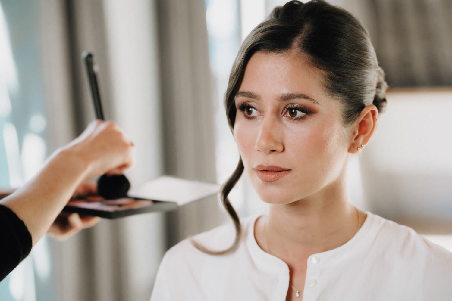 Braut beim Getting Ready – Vorbereitung auf die Hochzeit in Traunstein
