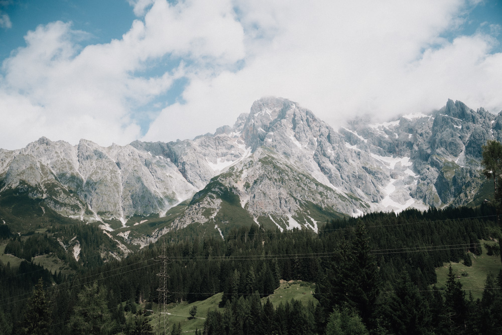 Blick auf die beeindruckende Bergkulisse des Hochkönigs bei einer Hochzeit in der Deantnerin