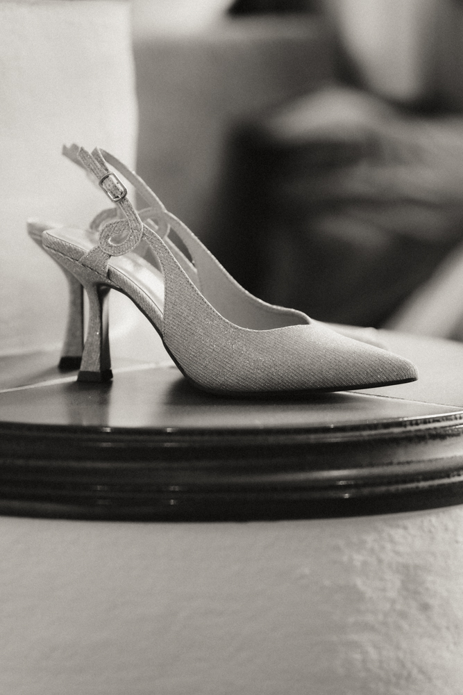 Brautschuhe als Detailaufnahme beim Getting Ready in der Deantnerin