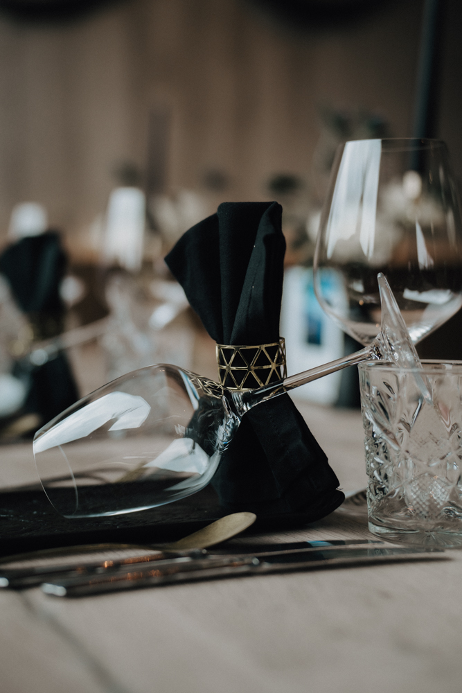 Detailaufnahme einer eleganten Tischdekoration bei einer Hochzeit in der Deantnerin