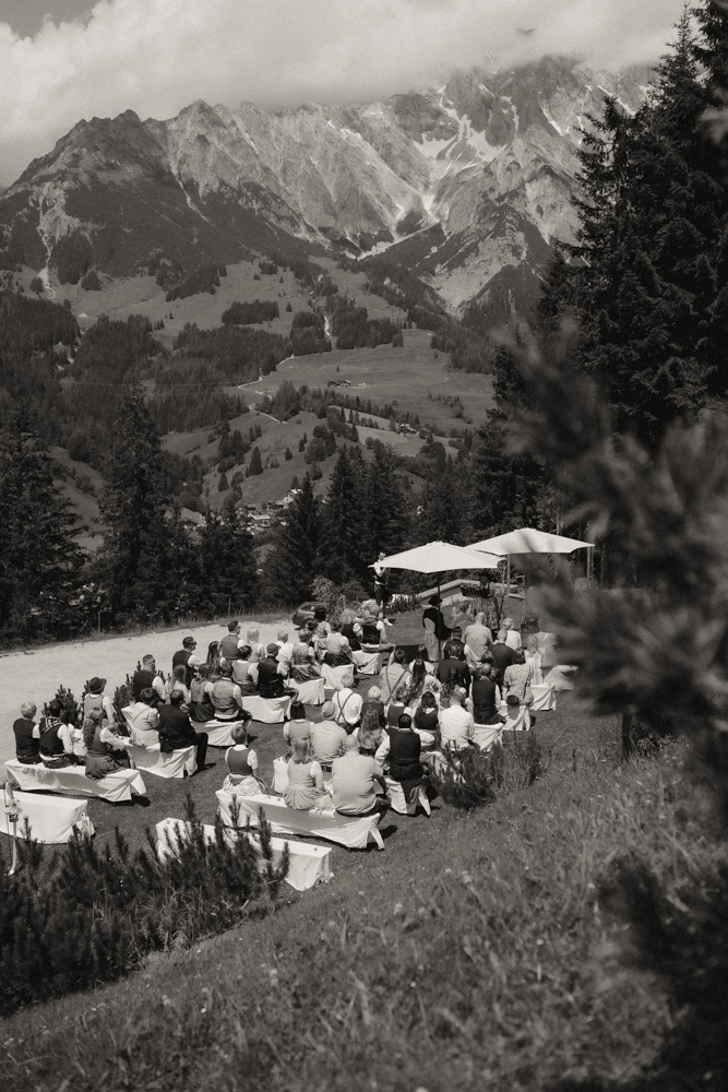 Gäste bei einer freien Trauung in der Deantnerin vor der beeindruckenden Bergkulisse des Hochkönigs