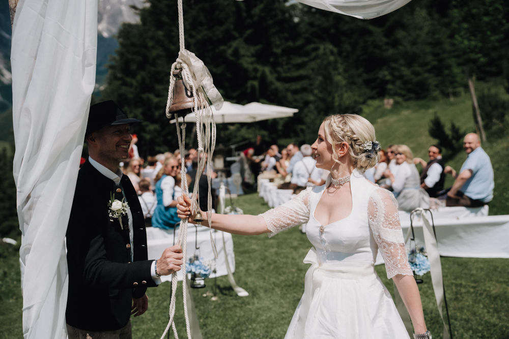 Braut und Bräutigam bei einer symbolischen Zeremonie während ihrer Hochzeit in der Deantnerin