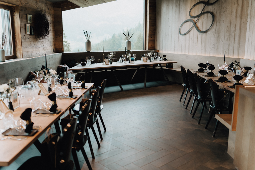 Stilvoll dekorierter Hochzeitssaal in der Deantnerin mit Bergblick