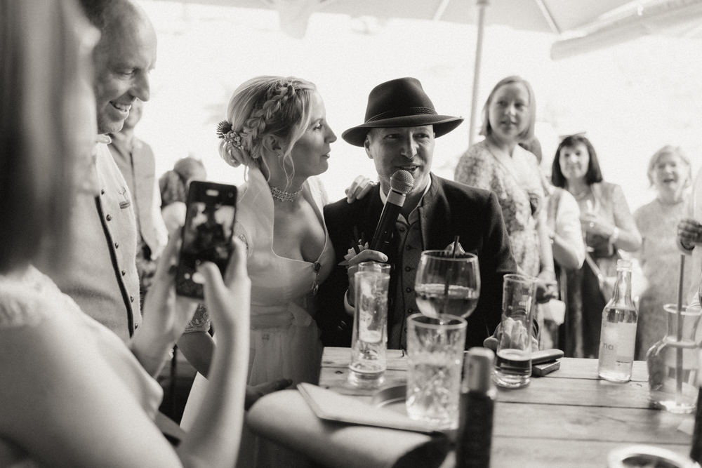 Bräutigam hält eine Rede während des Sektempfangs bei der Hochzeit in der Deantnerin