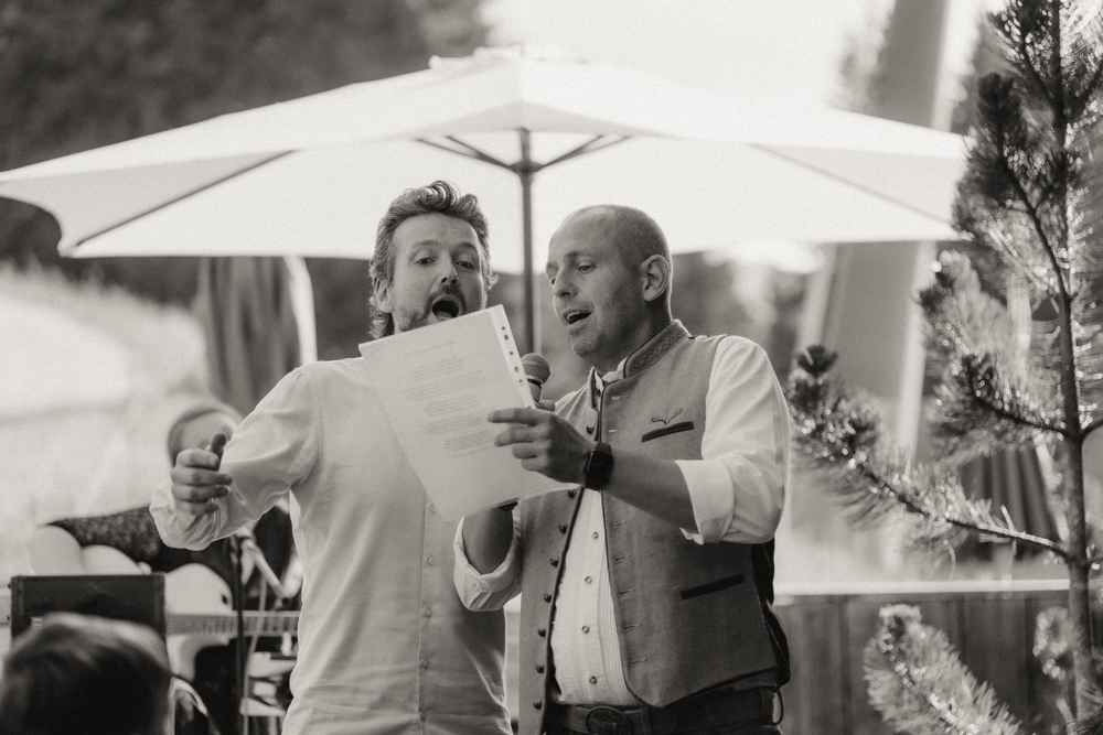 Gäste singen gemeinsam ein Lied bei der Hochzeit in der Deantnerin