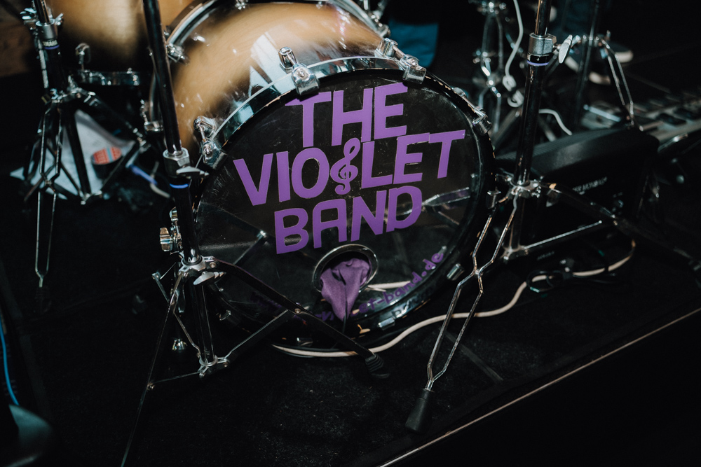 Schlagzeug der Band "The Violet Band" während der Hochzeit in der Deantnerin