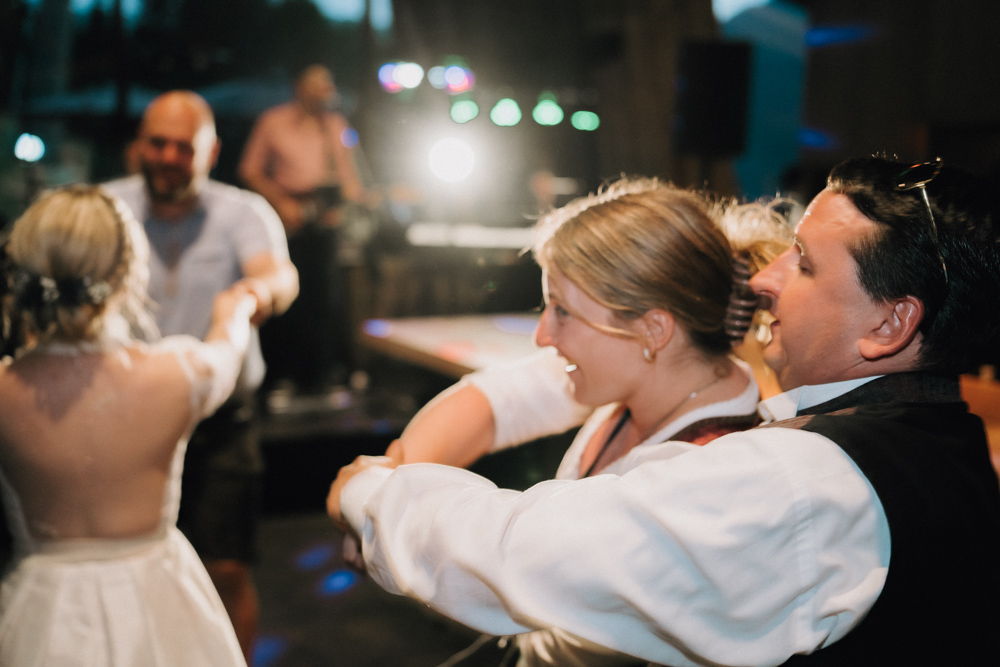 Hochzeitsgäste tanzen ausgelassen während der Party bei der Hochzeit in der Deantnerin
