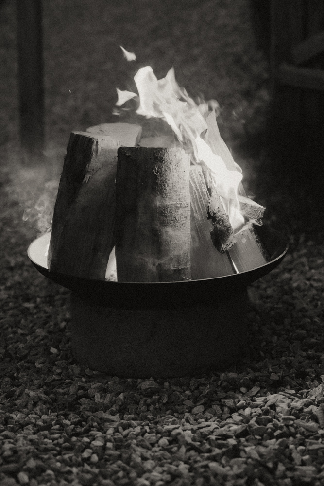 Romantisches Lagerfeuer während der Hochzeit in der Deantnerin