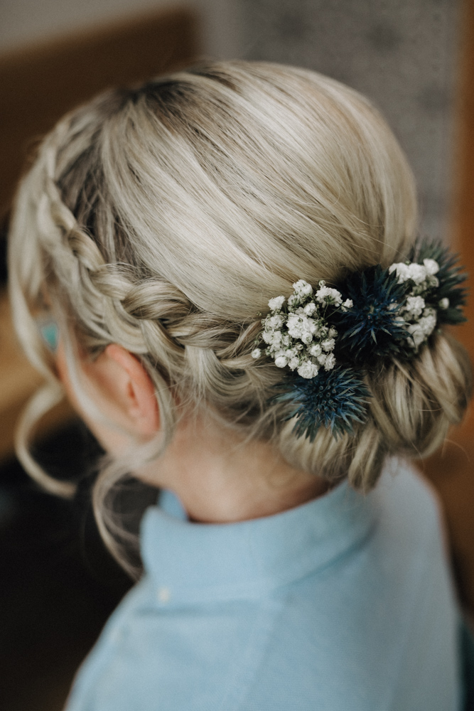 Detailaufnahme der Brautfrisur mit Blumen bei einer Hochzeit in der Deantnerin