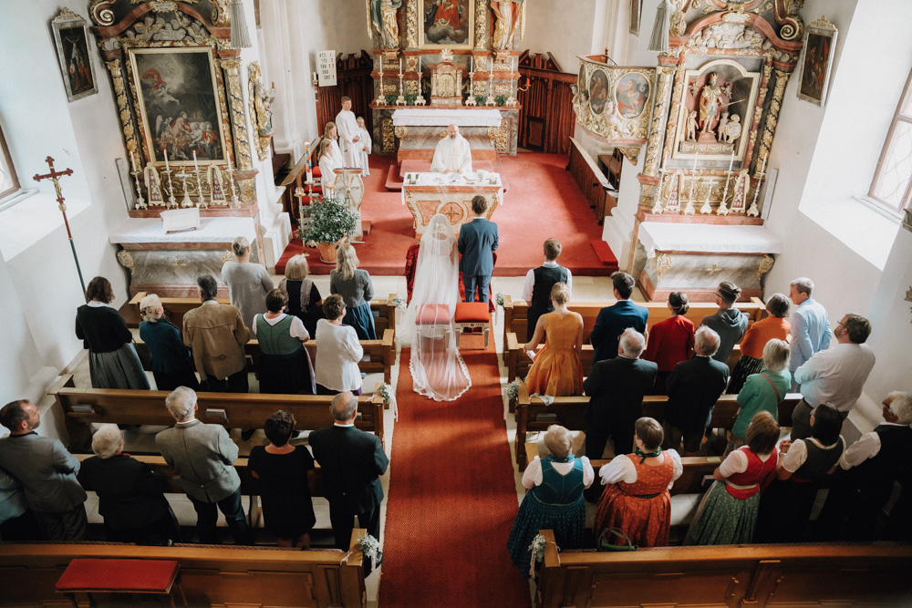 Trauzeremonie in der Kirche von Inzell – Brautpaar vor dem Altar bei der Hochzeit im Pitzlloch.