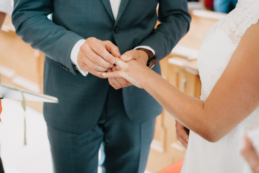 Austausch der Ringe während der Trauung – Hochzeit im Pitzlloch mit emotionalen Momenten.