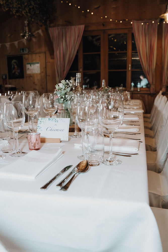 Festlich gedeckter Tisch im Pitzlloch bei Traunstein – Elegante Hochzeitsdekoration mit Blumen und Gläsern.