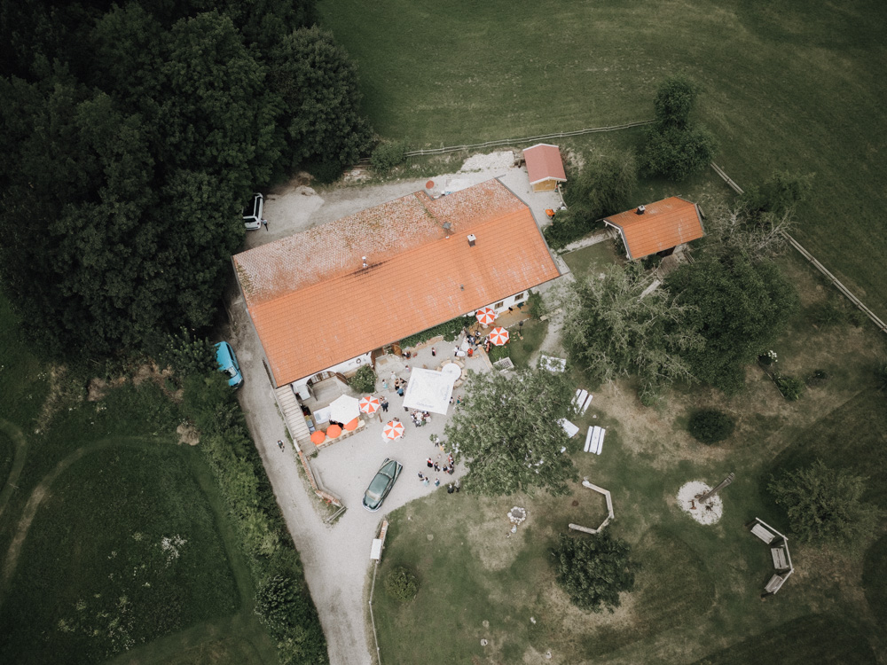 Luftaufnahme der Hochzeit im Pitzlloch bei Traunstein – Idyllische Feierlocation mit Garten und Bergblick.