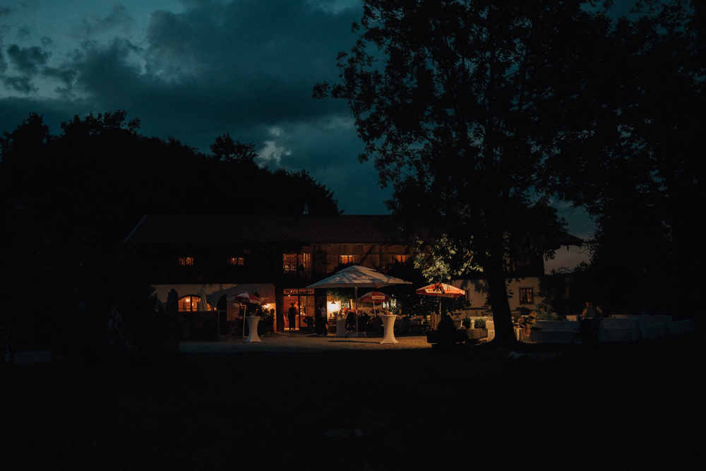 Stimmungsvolle Abendansicht der Hochzeit im Pitzlloch – Beleuchtete Location unter dem Nachthimmel.