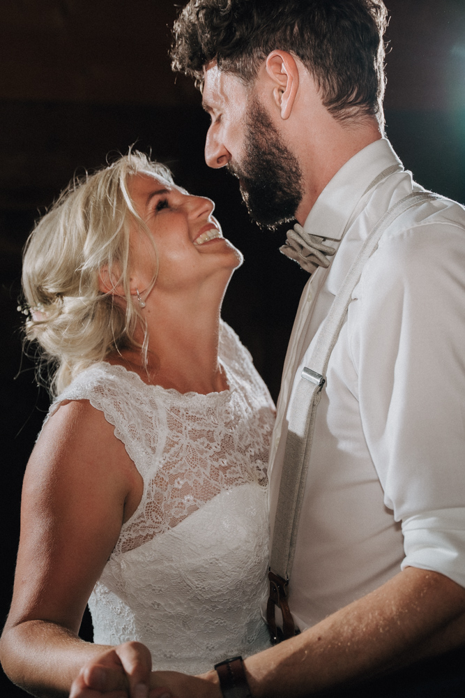 Brautpaar tanzt beim Hochzeitstanz im Pitzlloch – Emotionaler Moment am Abend.